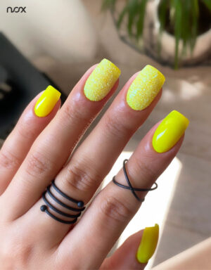 Neonowe żółte paznokcie z brokatem